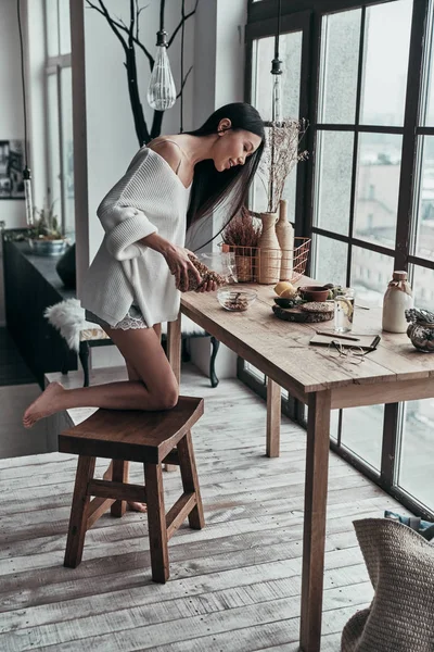 Full Length Brunette Young Woman Cooking Healthy Breakfast Wooden Table — Stock Photo, Image