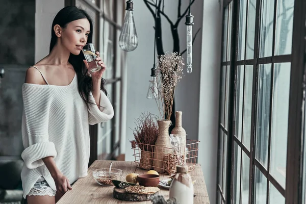 Aantrekkelijke Jonge Vrouw Drinken Van Water Met Citroen Staande Buurt — Stockfoto