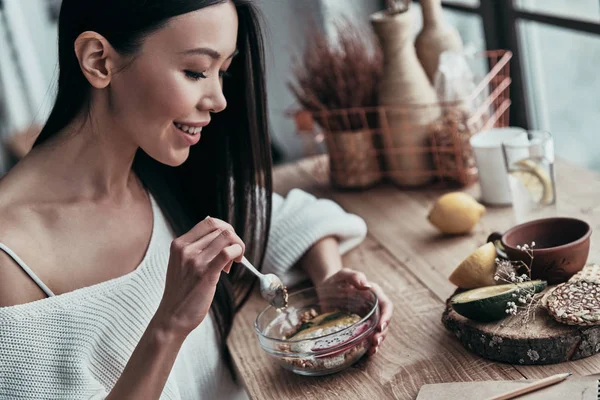 Brunett Ung Kvinna Med Hälsosam Frukost Medan Sitter Träbord — Stockfoto