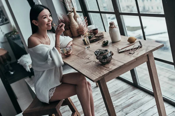 Brunette Young Woman Having Healthy Breakfast While Sitting Wooden Table — Stock Photo, Image