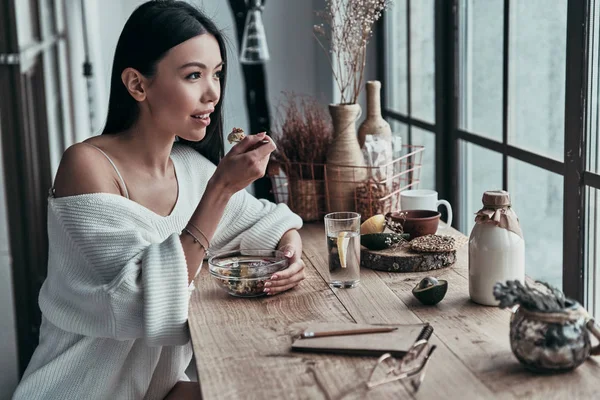 Brunette Jonge Vrouw Eten Gezond Ontbijt Tijdens Vergadering Houten Tafel — Stockfoto