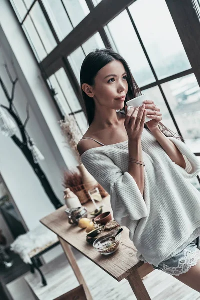 Attractive Young Woman Holding Tea Cup Looking Away While Standing — Stock Photo, Image