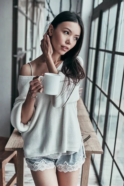 Aantrekkelijke Jonge Vrouw Thee Beker Houden Weg Kijken Terwijl Buurt — Stockfoto