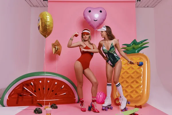 Mujeres Felices Traje Baño Colgando Estudio Con Frutas Inflables Verano — Foto de Stock