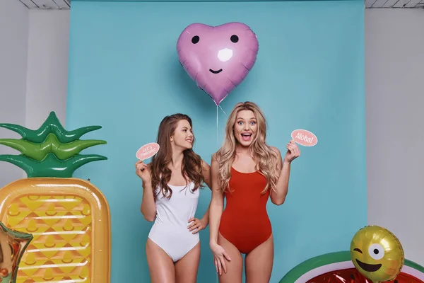 Dos Mujeres Jóvenes Traje Baño Posando Estudio — Foto de Stock