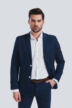 Eli cebinde tutmak ve kamera Studio bakarak genç adam