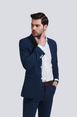 Eli cebinde tutmak ve stüdyoda poz genç adam