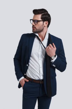 uzağa bakıyor ve onun kravat Studio kapalı alarak tam takım elbiseli genç adam bitkin