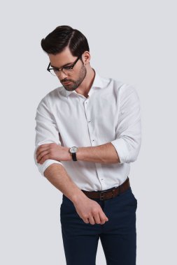 yakışıklı delikanlı formal giyim cebinde duran gri arka plan ayarlama