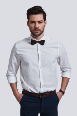 cepler ve stüdyoda poz papyon tutma ile genç işadamı eller