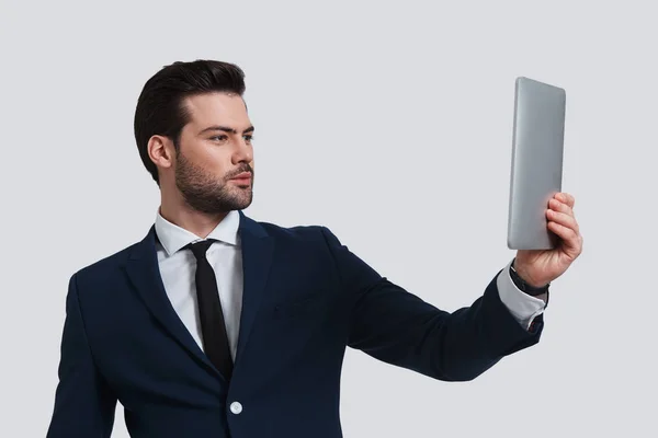 Dobře Vypadající Mladý Muž Plné Obleku Drží Digitální Tabletu Při — Stock fotografie