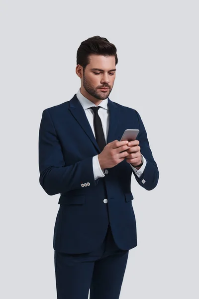 Hombre Joven Buen Aspecto Utilizando Teléfono Inteligente Mientras Que Pie — Foto de Stock