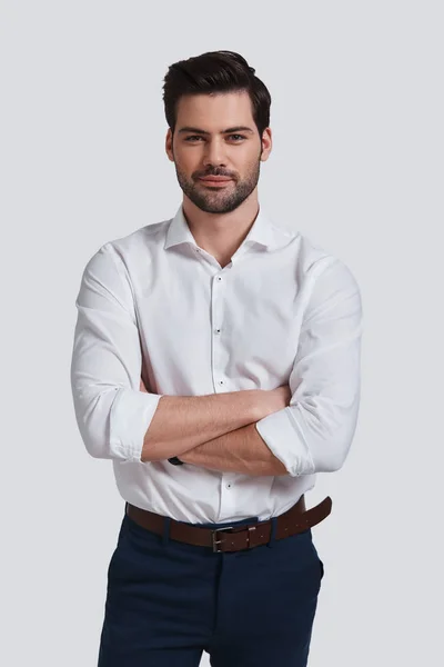 Man Looking Camera Smile Keeping Arms Crossed While Standing Grey — Stock Photo, Image