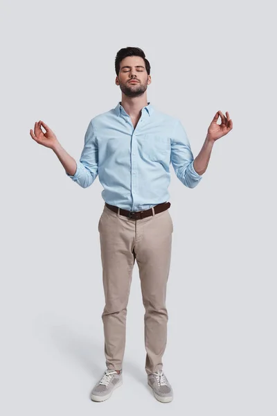 Relajante Joven Meditando Manteniendo Los Ojos Cerrados Mientras Está Pie — Foto de Stock