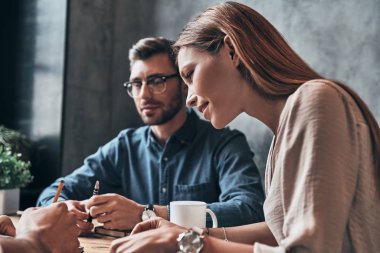 başarılı genç adam ve kadın ofiste tabloda yeni proje tartışıyor 