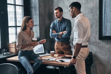 modern ofis masada konuşurken kendine güvenen Meslektaşlarım 