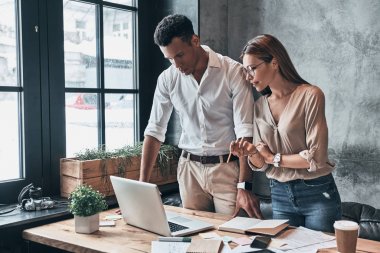 modern ofis masada dizüstü kullanarak iş arkadaşları 