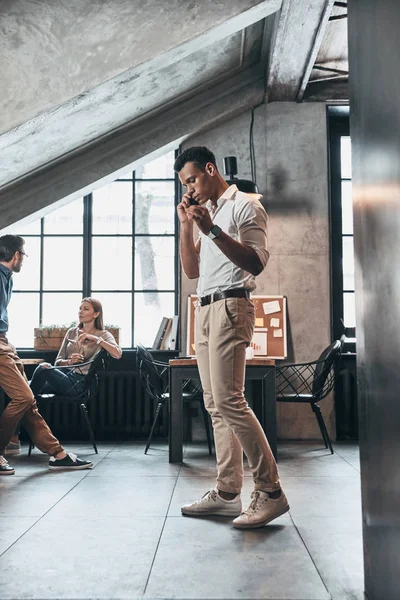 Uomo Piedi Parlando Telefono Cellulare Ufficio Con Colleghi — Foto Stock