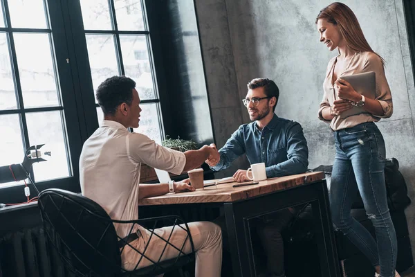 Partners Shaking Hands Woman Standing Digital Tablet — Stock Photo, Image