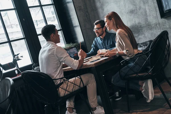 Gente Negocios Discutiendo Desarrollo Mientras Sienta Mesa Oficina Moderna — Foto de Stock