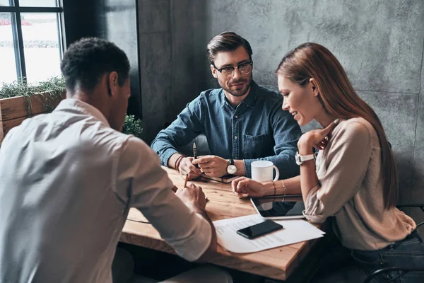 Successful Confident Business People Discussing New Project Table Office — Stock Photo, Image