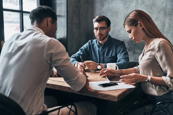 Jóvenes Empresarios Confiados Discutiendo Nuevo Proyecto Mientras Trabajan Mesa — Foto de Stock