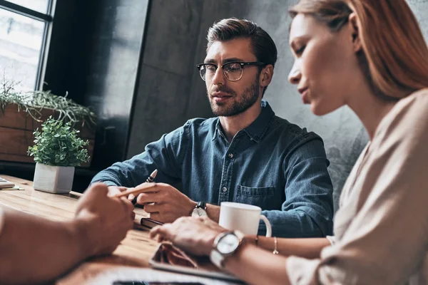 Jovem Mulher Sucesso Discutindo Novo Projeto Mesa Escritório — Fotografia de Stock