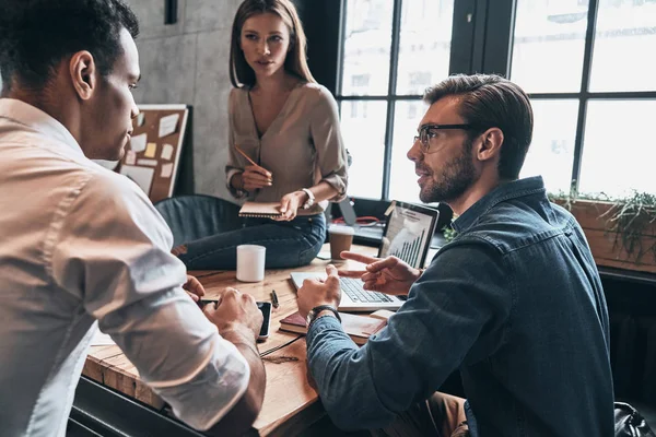 Equipo Seguro Exitoso Compartiendo Ideas Interesantes Oficina — Foto de Stock