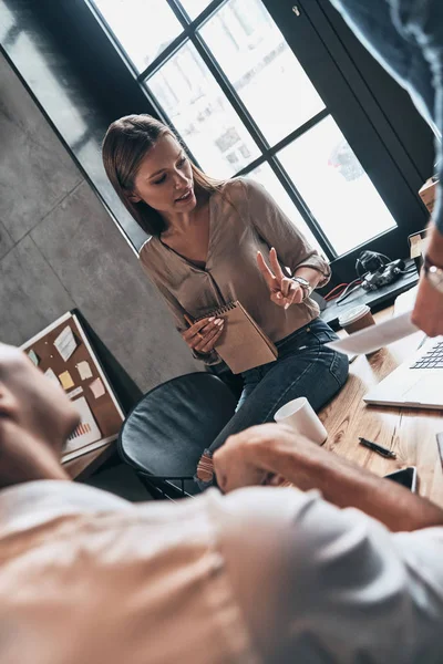 Gente Negocios Confiada Lluvia Ideas Proyecto Mientras Trabaja Oficina — Foto de Stock