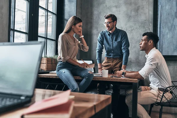 Zelfverzekerd Succesvol Team Deelt Ontwikkelingsinformatie — Stockfoto