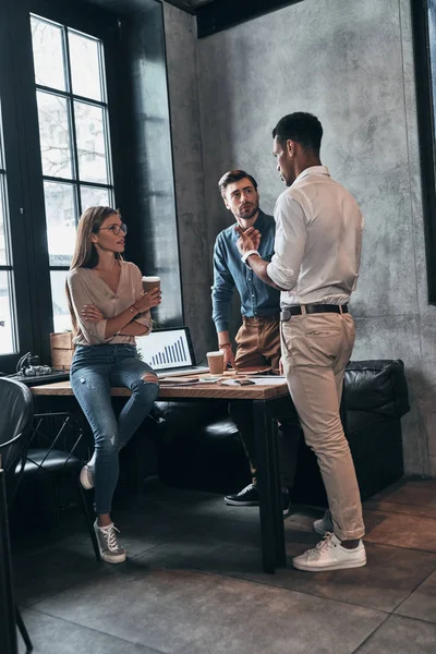 Colleghi Fiduciosi Parlando Tavola Ufficio Moderno — Foto Stock