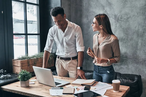 Colegas Negocios Felices Utilizando Ordenador Portátil Mesa Oficina Moderna —  Fotos de Stock