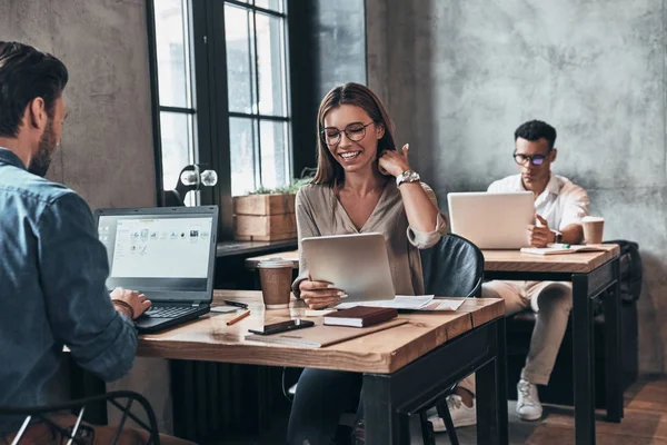 Mujer Sonriente Con Tabletas Digitales Colegas Hombres Que Trabajan Oficina —  Fotos de Stock