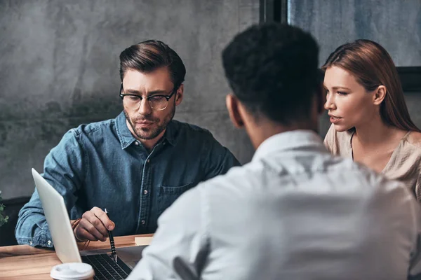 Grupo Jóvenes Empresarios Seguros Discutiendo Desarrollo Uso Computadora Portátil — Foto de Stock