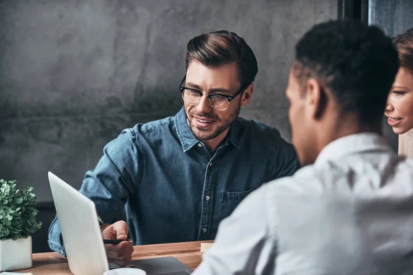 Gruppe Junger Selbstbewusster Geschäftsleute Diskutiert Projekt Laptop — Stockfoto