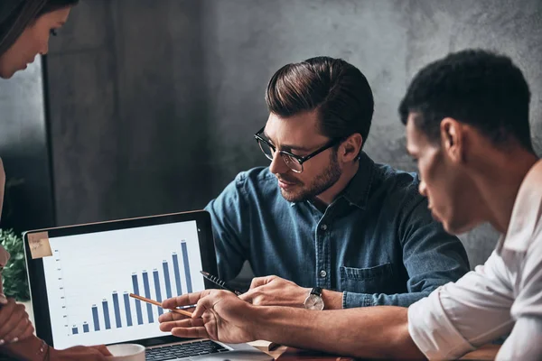 Business People Analyzing Startup Statistics Laptop Analyzing Results Chart — Stock Photo, Image