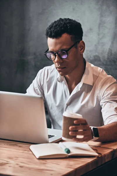 Concentrado Guapo Joven Africano Hombre Gafas Trabajo Con Ordenador Portátil — Foto de Stock