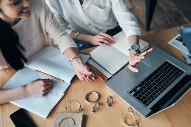 iki kadın takı atölyesinde masasında otururken seçme