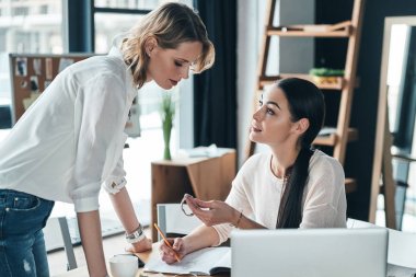 moda günlüğüne yazma ve bilek tutan tasarımcıları atölyede çalışan iki genç kadınlar izle 