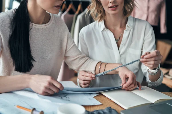 Mooie Jonge Vrouwen Schetsen Stalen Zittend Werkplaats Bezig Kleding Ontwerpen — Stockfoto