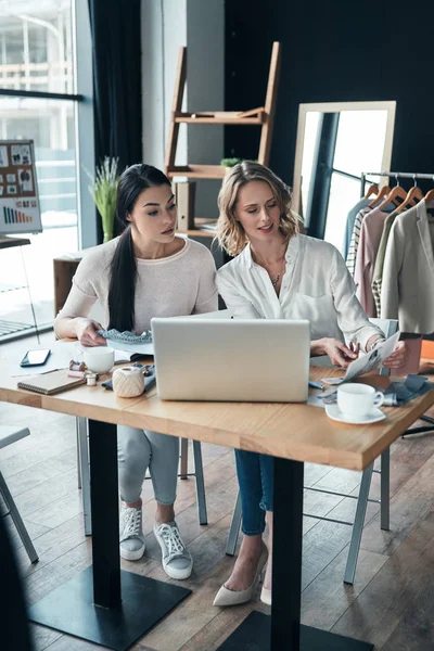 Vackra Unga Kvinnor Att Välja Och Tittar Papperskatalogen Klädbutik — Stockfoto