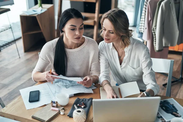 Vista Superior Hermosas Estilistas Moda Mujeres Que Trabajan Juntas Taller —  Fotos de Stock