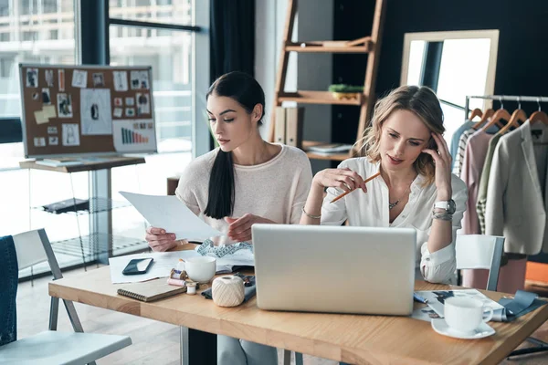 Koncentrerad Kvinnor Arbetar Tillsammans Mode Verkstad — Stockfoto