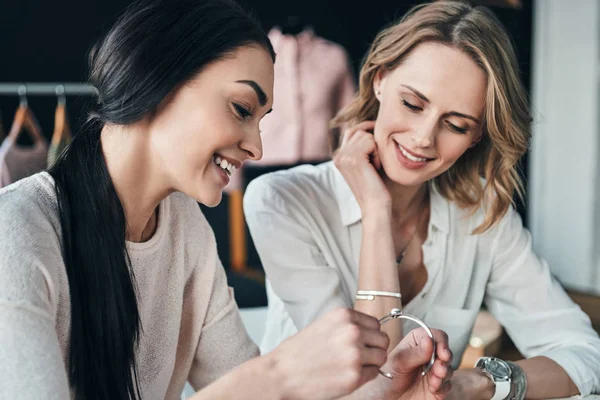 Sonriendo Dos Mujeres Eligiendo Joyas Mientras Están Sentadas Escritorio Taller —  Fotos de Stock