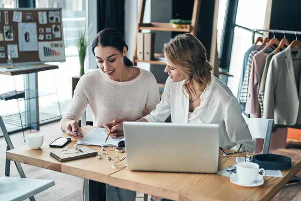 Estilistas Moda Mujeres Que Trabajan Juntas Taller Escribir Ideas Diario —  Fotos de Stock