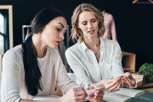 Two Women Choosing Jewelry While Sitting Desk Workshop — Stock Photo, Image