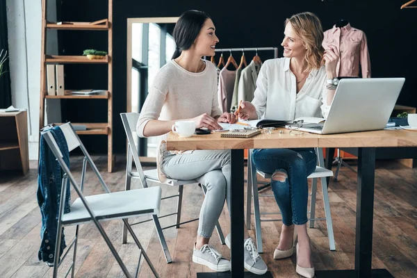 Vackra Unga Modeskapare Arbetar Tillsammans Och Ler Medan Sitter Verkstad — Stockfoto