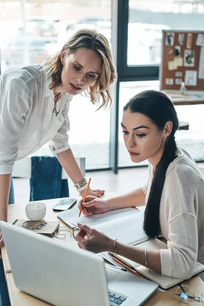 Vackra Unga Kvinnor Arbetar Workshop Med Laptop Och Skriva Idéer — Stockfoto