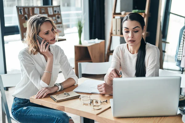 Mujeres Trabajando Juntas Taller Moda Mujer Rubia Hablando Por Teléfono — Foto de Stock