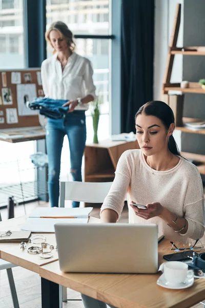 Zwei Junge Frauen Der Werkstatt Modedesigner Showroom — Stockfoto